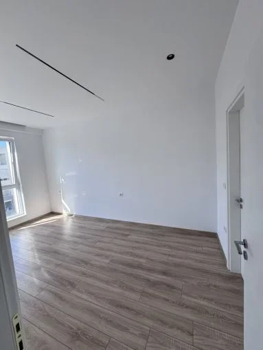 Tirane, jepet me qera ambjent biznesi Kati 7, 110 m² 900 € (komuna e parisit)