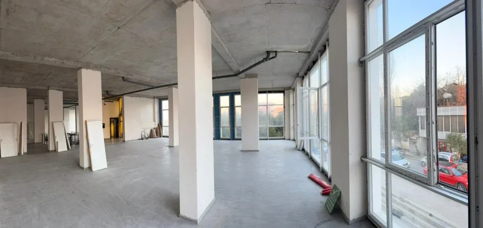 Tirane, jepet me qera zyre Kati 1, 550 m² 3.200 € (BULEVARDI I RI)