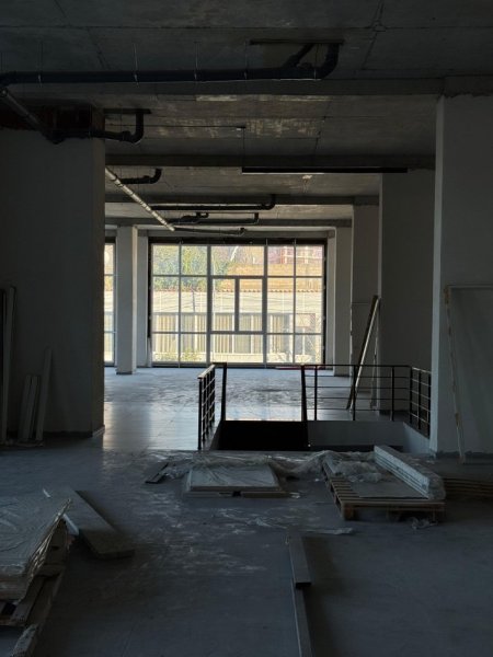 Tirane, jepet me qera zyre Kati 1, 550 m² 3.200 € (BULEVARDI I RI)