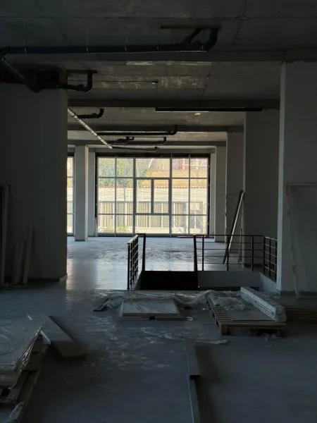 Tirane, jepet me qera zyre Kati 1, 550 m² 3.200 € (BULEVARDI I RI)