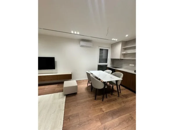Tirane, jepet me qera apartament 1+1+Aneks+Ballkon Kati 4, 59 m² 700 € 