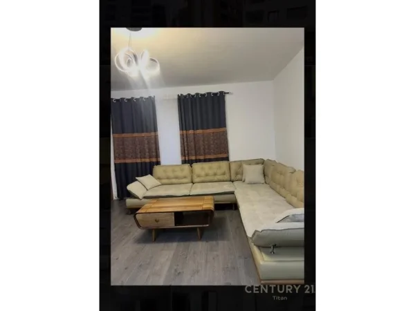 Tirane, jepet me qera apartament 3+1 Kati 1, 118 m² 1.000 € (Kompleksi Xheluks)