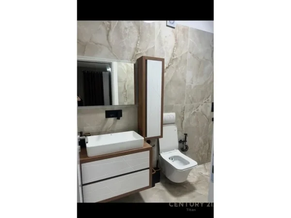 Tirane, jepet me qera apartament 3+1 Kati 1, 118 m² 1.000 € (Kompleksi Xheluks)