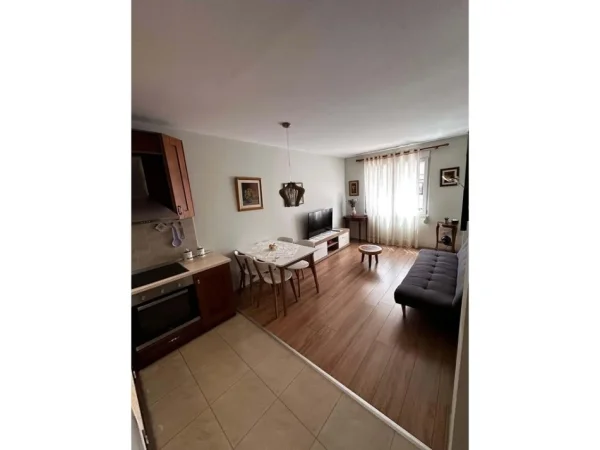 Tirane, jepet me qera apartament 1+1+Aneks+Ballkon Kati 3, 60 m² 700 € (Rruga e Bogdaneve)