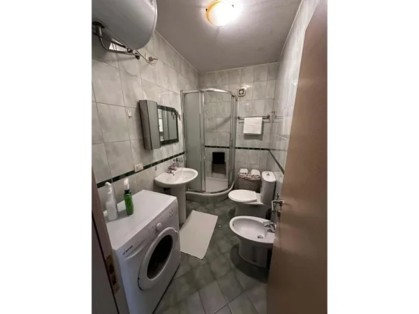 Tirane, jepet me qera apartament 1+1+Aneks+Ballkon Kati 3, 60 m² 700 € (Rruga e Bogdaneve)