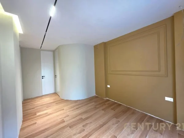 Tirane, shes apartament 2+1+Aneks+Ballkon , 166 m² 