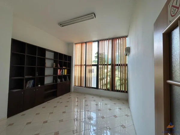 Tirane, jepet me qera ambjent biznesi Kati 3, 230 m² 1.700 €