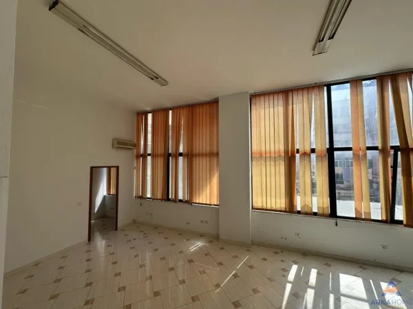 Tirane, jepet me qera ambjent biznesi Kati 3, 230 m² 1.700 €