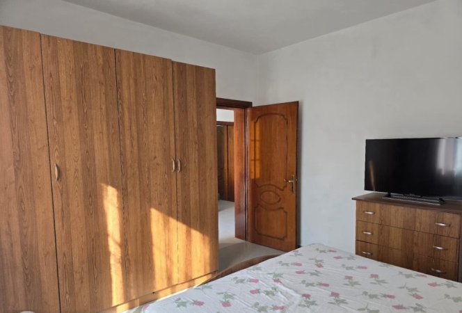 Tirane, jepet me qera apartament 2+1 Kati 1, 120 m² 120 € (LAPRAKE)