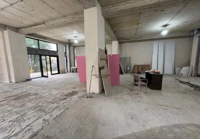 Tirane, jepet me qera dyqan Kati 0, 210 m² 1.400 € (BRR)