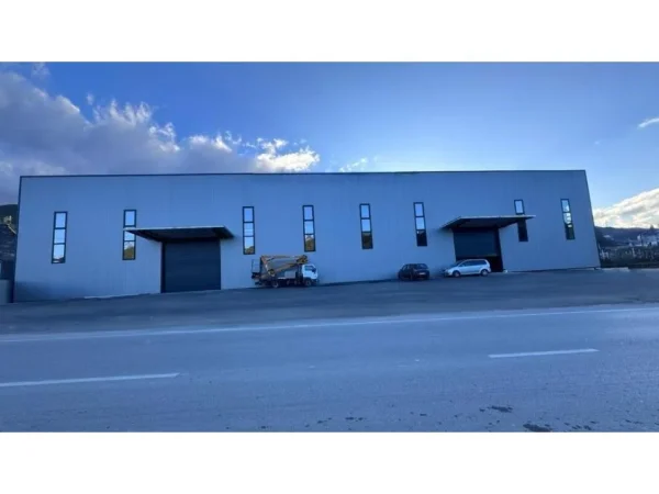 Tirane, jepet me qera ambjent biznesi , 4.500 m² (Tufine)