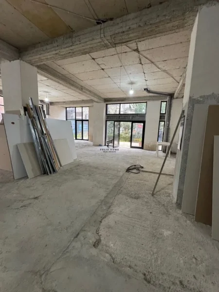 Tirane, jepet me qera zyre Kati 0, 210 m² 1.400 € (BRRYLI)