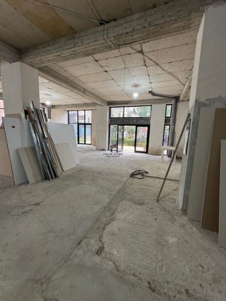 Tirane, jepet me qera zyre Kati 0, 210 m² 1.400 € (BRRYLI)
