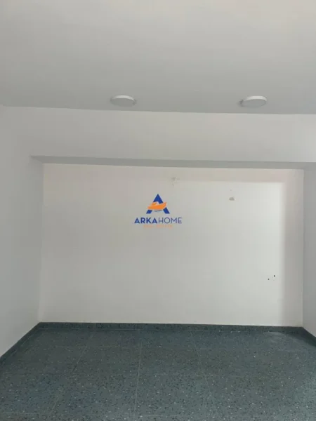 Tirane, jepet me qera dyqan Kati 0, 30 m² 450 € 