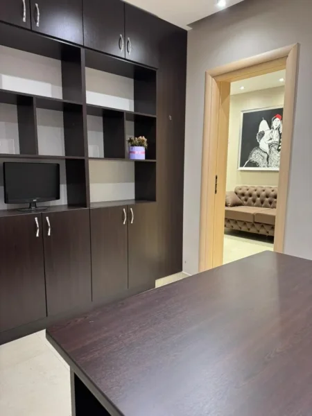 Tirane, jepet me qera zyre , 30 m² 500 € (Myslym Shyri)