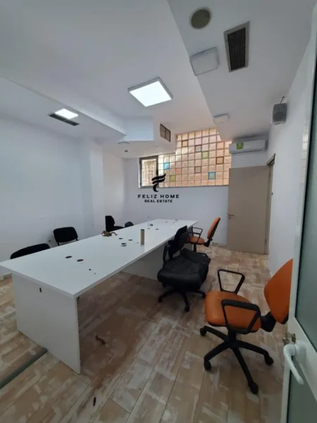 Tirane, jepet me qera zyre Kati 2, 200 m² 3.000 € (PAZARI I RI)