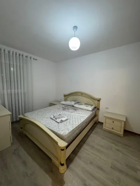 Tirane, jepet me qera apartament 3+1 , 530 € (Rruga 5 Maji)