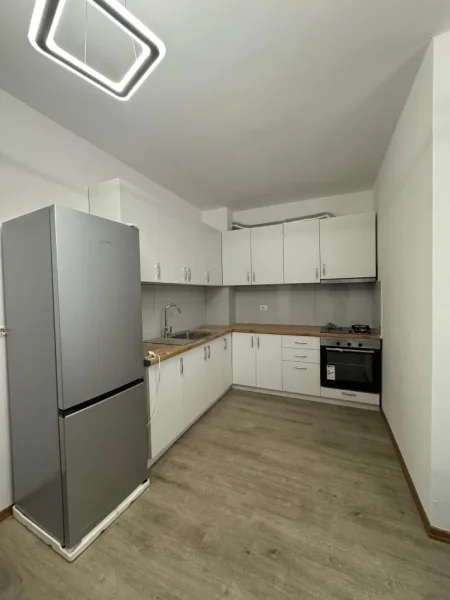 Tirane, jepet me qera apartament 3+1 , 530 € (Rruga 5 Maji)