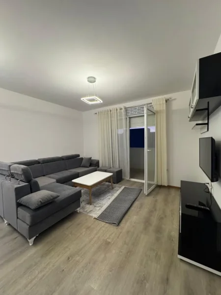Tirane, jepet me qera apartament 3+1 , 530 € (Rruga 5 Maji)
