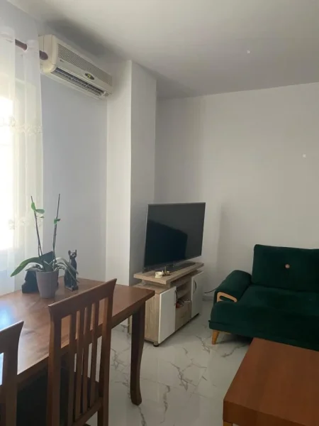 Tirane, jepet me qera apartament 1+1+Aneks+Ballkon Kati 2, 70 m² 500 € (Medreseja)