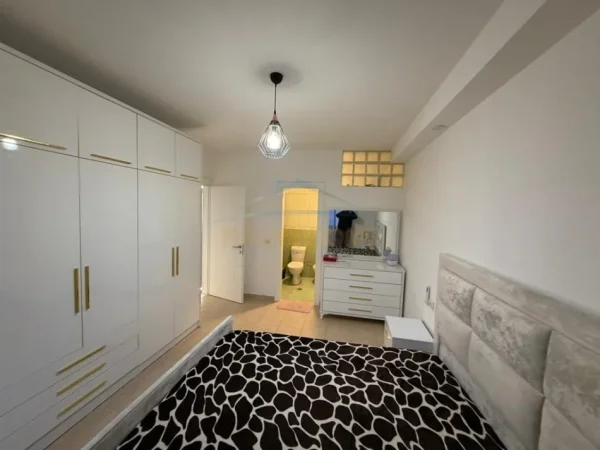 Tirane, jepet me qera apartament 2+1 Kati 5, 110 m² 600 € 