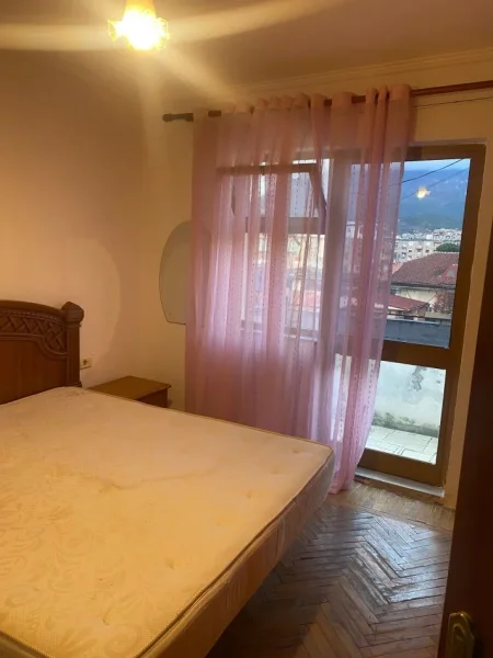 Tirane, jepet me qera apartament 1+1+Aneks+Ballkon Kati 5, 54 m² 380 € (Rruga Niko Avrami)