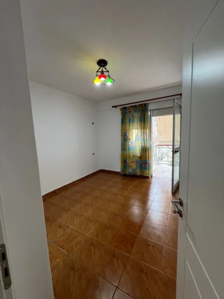 Tirane, jepet me qera ambjent biznesi Kati 1, 127 m² 1.200 € (Tek garda 6 kateshet Tirane e re)