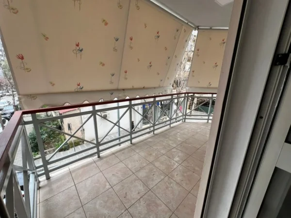 Tirane, jepet me qera ambjent biznesi Kati 1, 127 m² 1.200 € (Tek garda 6 kateshet Tirane e re)