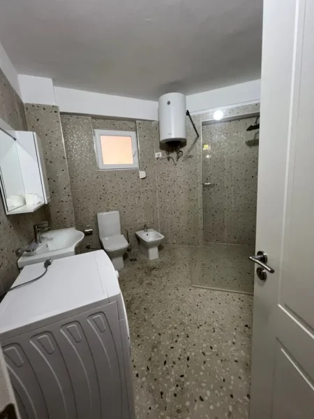 Tirane, jepet me qera ambjent biznesi Kati 1, 127 m² 1.200 € (Tek garda 6 kateshet Tirane e re)