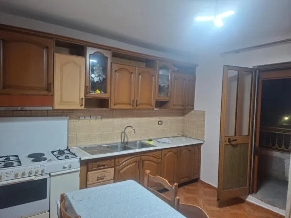 Tirane, jepet me qera shtepi 1+1 Kati 2, 70 m² 450 € (Ish Parku i Autobuseve)
