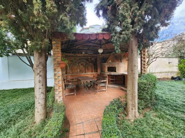 Jepet me Qera Kati 2 i një vile : 3+1+2wc & 3 Bllk & Oborr (📍Ish Tregu Elektrik - Kompleksi Grand )🔥 Gjelbërim & Hapësirë maksimale ✨️ 75,000 Lekë / Muaji