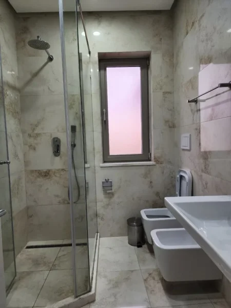 Jepet me Qera Kati 2 i një vile : 3+1+2wc & 3 Bllk & Oborr (📍Ish Tregu Elektrik - Kompleksi Grand )🔥 Gjelbërim & Hapësirë maksimale ✨️ 75,000 Lekë / Muaji