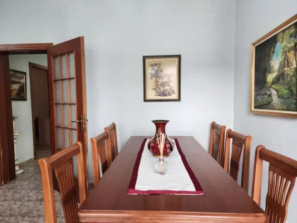 Jepet me Qera Kati 2 i një vile : 3+1+2wc & 3 Bllk & Oborr (📍Ish Tregu Elektrik - Kompleksi Grand )🔥 Gjelbërim & Hapësirë maksimale ✨️ 75,000 Lekë / Muaji