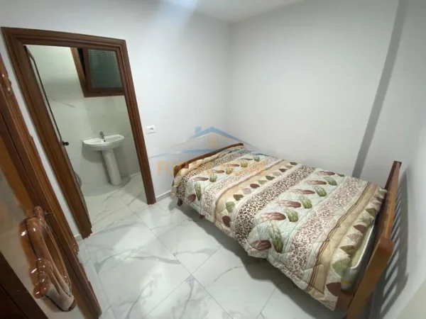 Tirane, jepet me qera apartament 1+1 Kati 1, 240 € (Senatorium)