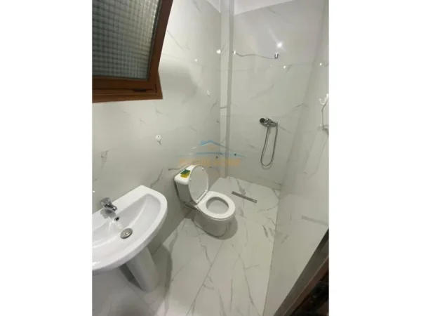 Tirane, jepet me qera apartament 1+1 Kati 1, 240 € (Senatorium)