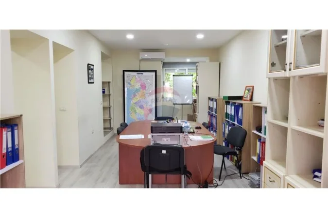 Tirane, jepet me qera , 107 m² 2.500 € (Bulevardi Zogu 1 - Prane Zeri i Popullit -)