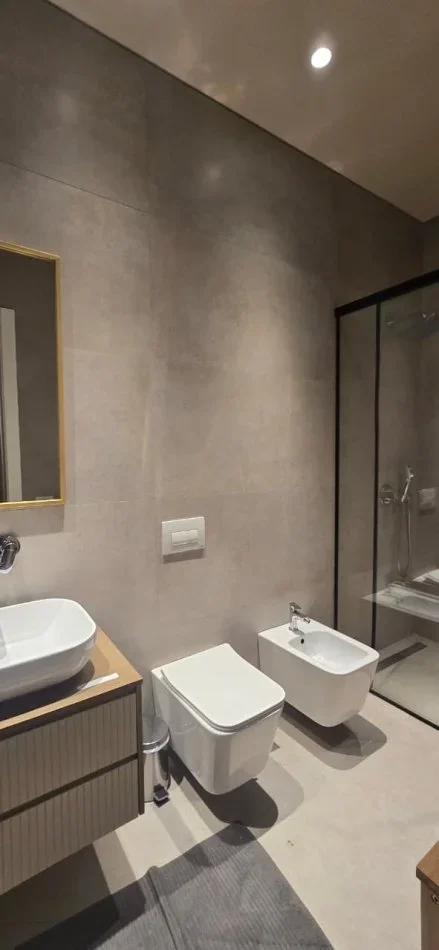 Tirane, jepet me qera apartament 2+1+Ballkon Kati 6, 126 m² 1.200 € (Kompleksi Delijorgji)