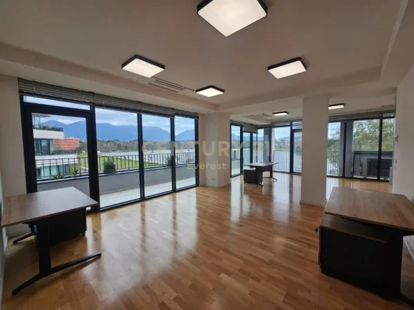 Tirane, jepet me qera zyre Kati 3, 179 m² 4.000 € (liqeni i tiranes lake view)