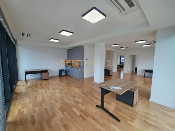 Tirane, jepet me qera zyre Kati 3, 179 m² 4.000 € (liqeni i tiranes lake view)