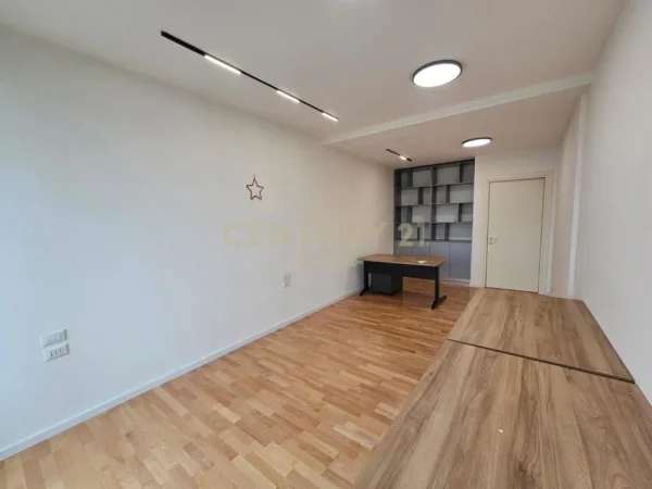 Tirane, jepet me qera zyre Kati 3, 179 m² 4.000 € (liqeni i tiranes lake view)