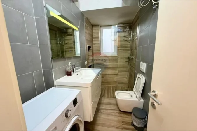 Tirane, jepet me qera zyre , 70 m² 800 € 