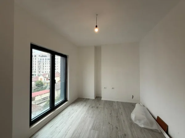 Tirane, jepet me qera zyre Kati 3, 100 m² 1.000 € (Rruga e Barrikadave)
