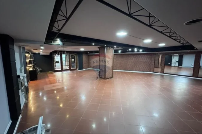 Tirane, shitet dyqan , 190 m² 