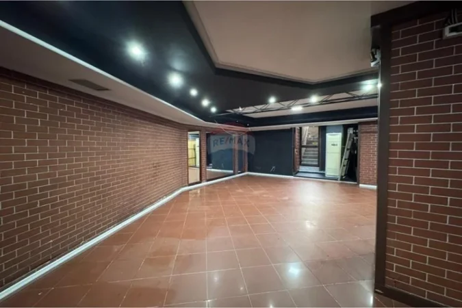 Tirane, shitet dyqan , 190 m² 