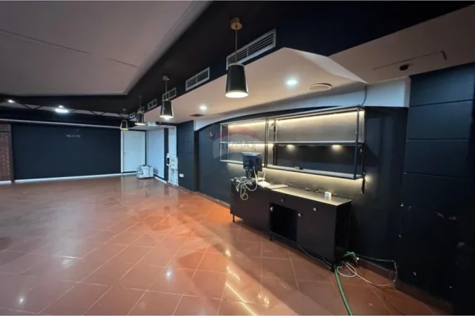 Tirane, shitet dyqan , 190 m² 