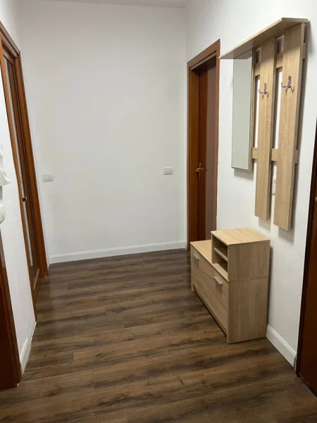 Tirane, jepet me qera apartament 3+1+Ballkon Kati 4, 136 m² 900 € (Komuna e Parisit)