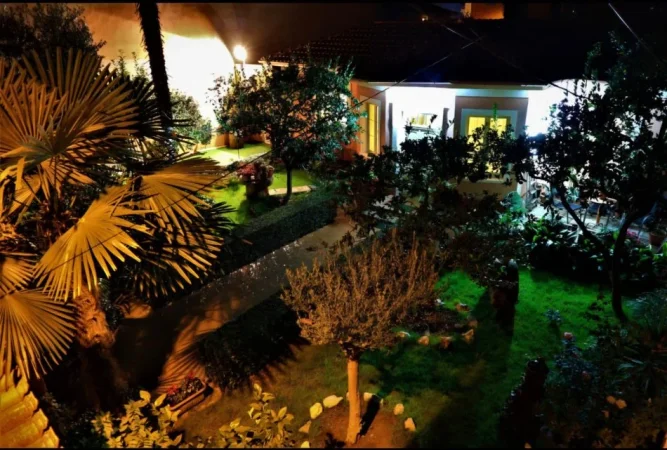 Tirane, jap me qera shtepi 2+1+Ballkon Kati 0, 160 m² 2.000 € (Pazari i Ri)