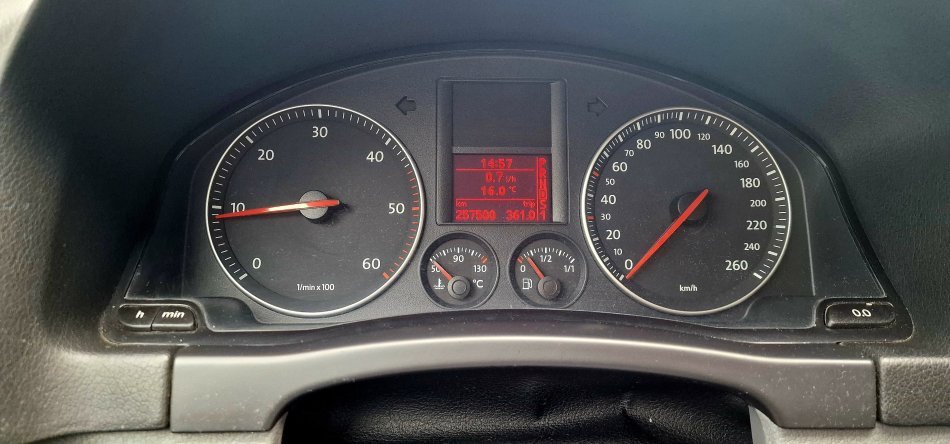 SHITET GOLF 5 PLUS 1.9 NAFTE AUTOMAT  3.800 € I DISKUTUESHEM