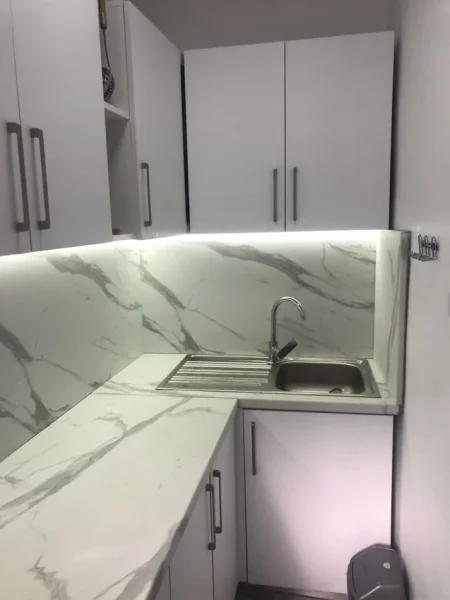 Tirane, jepet me qera apartament 2+1 Kati 4, 80 m² 550 € (Prane Fakultetit te Mjekesise)