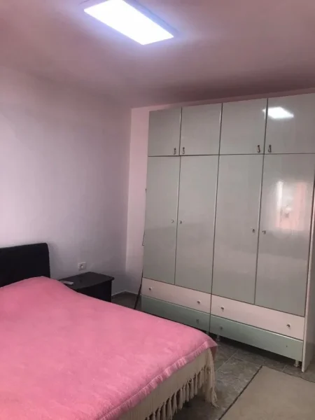 Tirane, jepet me qera apartament 2+1 Kati 4, 80 m² 550 € (Prane Fakultetit te Mjekesise)